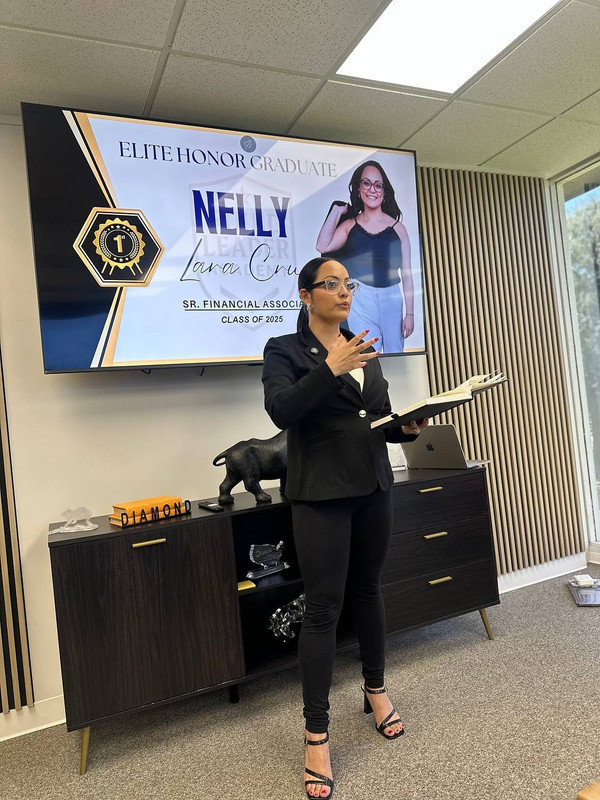 Nelly Lara Cruz presenting financial education — Elite Honor Graduate, Class of 2025